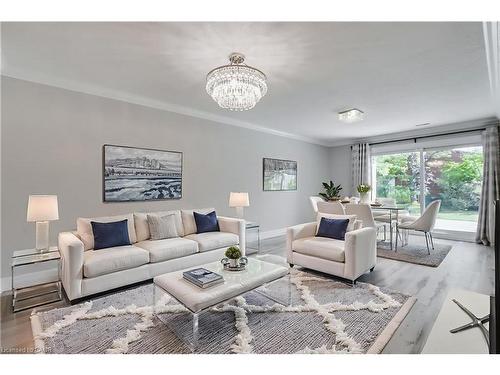 47 Szollosy Circle, Hamilton, ON - Indoor Photo Showing Living Room