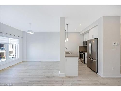 11-33 Jarvis Street, Brantford, ON - Indoor Photo Showing Kitchen