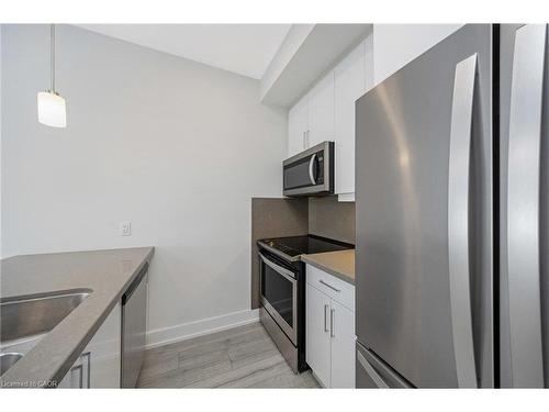 11-33 Jarvis Street, Brantford, ON - Indoor Photo Showing Kitchen