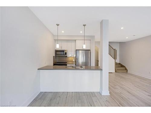 11-33 Jarvis Street, Brantford, ON - Indoor Photo Showing Kitchen