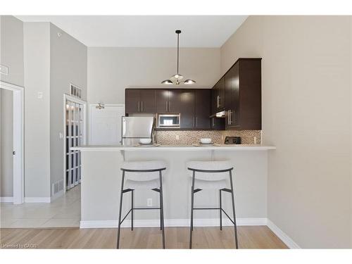 409-2035 Appleby Line, Burlington, ON - Indoor Photo Showing Kitchen