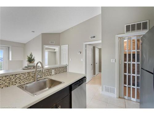 409-2035 Appleby Line, Burlington, ON - Indoor Photo Showing Kitchen