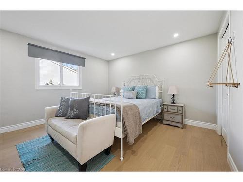 424 Clairbrook Crescent, Waterloo, ON - Indoor Photo Showing Bedroom
