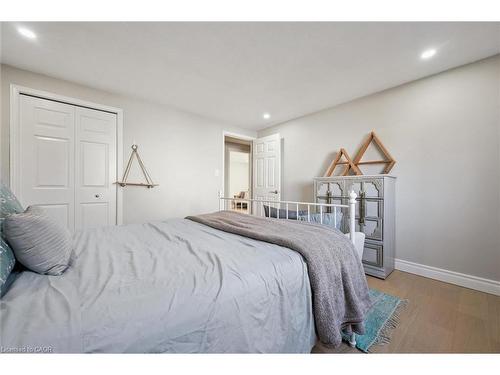 424 Clairbrook Crescent, Waterloo, ON - Indoor Photo Showing Bedroom