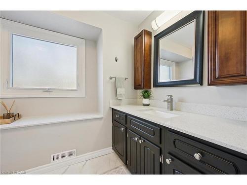 424 Clairbrook Crescent, Waterloo, ON - Indoor Photo Showing Bathroom