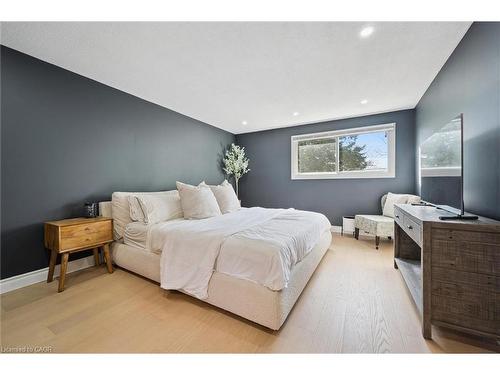 424 Clairbrook Crescent, Waterloo, ON - Indoor Photo Showing Bedroom
