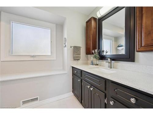 424 Clairbrook Crescent, Waterloo, ON - Indoor Photo Showing Bathroom