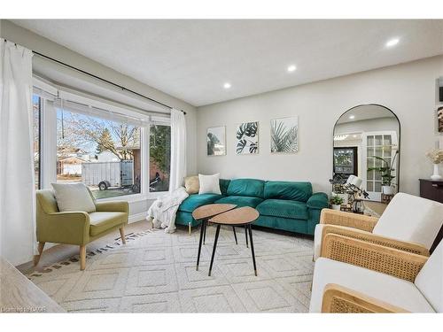 424 Clairbrook Crescent, Waterloo, ON - Indoor Photo Showing Living Room