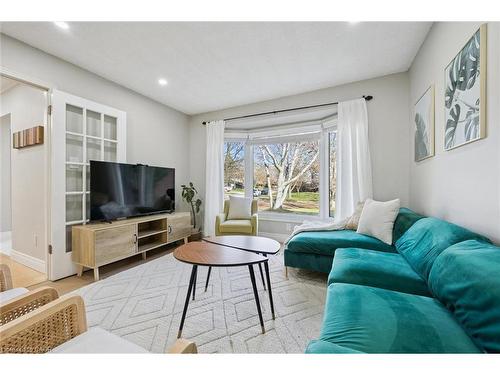 424 Clairbrook Crescent, Waterloo, ON - Indoor Photo Showing Living Room