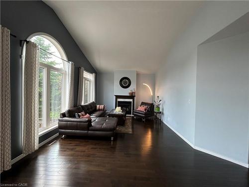 101 Dalgleish Avenue, Kingston, ON - Indoor Photo Showing Living Room