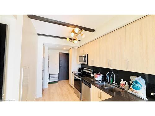 1536-145 Columbia Street W, Waterloo, ON - Indoor Photo Showing Kitchen With Double Sink