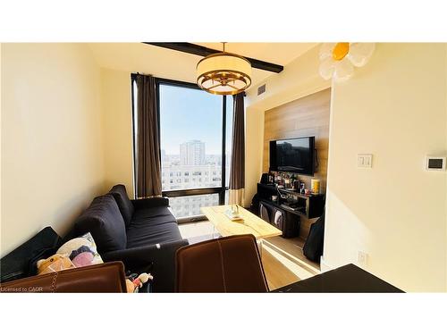 1536-145 Columbia Street W, Waterloo, ON - Indoor Photo Showing Living Room