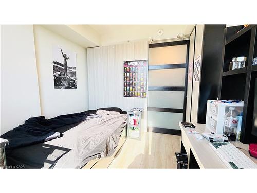 1536-145 Columbia Street W, Waterloo, ON - Indoor Photo Showing Bedroom