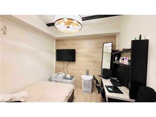 1536-145 Columbia Street W, Waterloo, ON - Indoor Photo Showing Bedroom