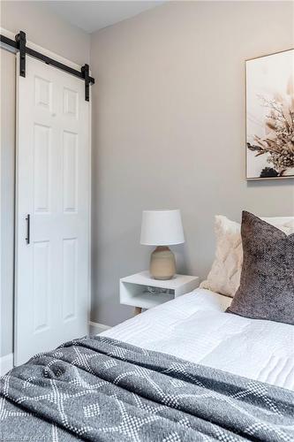 164 London Street N, Hamilton, ON - Indoor Photo Showing Bedroom