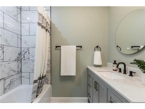 164 London Street N, Hamilton, ON - Indoor Photo Showing Bathroom