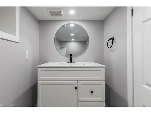 164 London Street N, Hamilton, ON - Indoor Photo Showing Bathroom