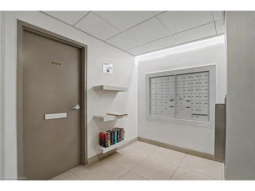 603-2121 Lakeshore Road, Burlington, ON - Indoor Photo Showing Other Room