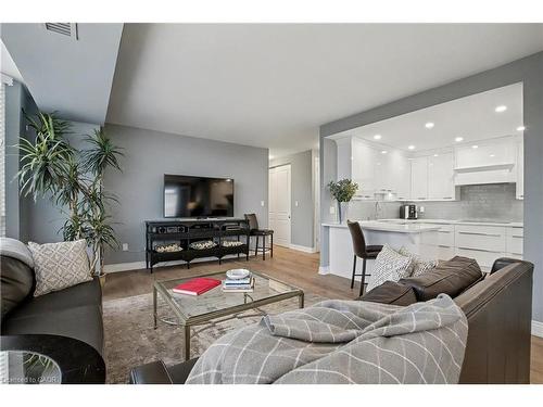 603-2121 Lakeshore Road, Burlington, ON - Indoor Photo Showing Living Room