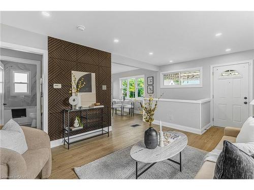 237 Adair Avenue N, Hamilton, ON - Indoor Photo Showing Living Room