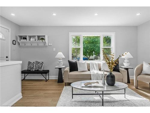 237 Adair Avenue N, Hamilton, ON - Indoor Photo Showing Living Room