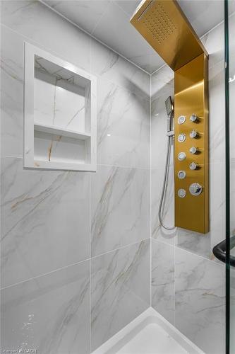 237 Adair Avenue N, Hamilton, ON - Indoor Photo Showing Bathroom