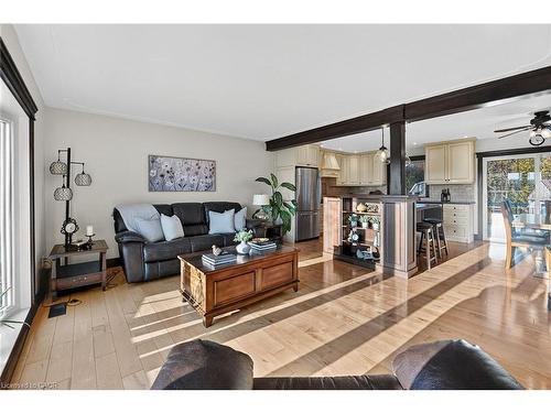152 Ridge Road W, Grimsby, ON - Indoor Photo Showing Living Room