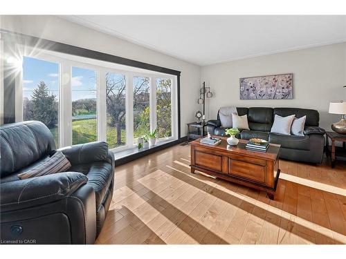 152 Ridge Road W, Grimsby, ON - Indoor Photo Showing Living Room