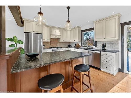 152 Ridge Road W, Grimsby, ON - Indoor Photo Showing Kitchen With Stainless Steel Kitchen With Upgraded Kitchen