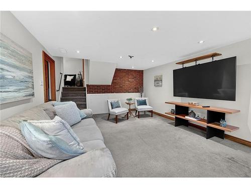 152 Ridge Road W, Grimsby, ON - Indoor Photo Showing Living Room