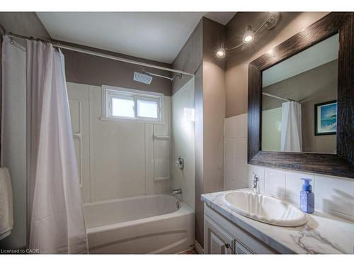 44 Jaffray Street, Cambridge, ON - Indoor Photo Showing Bathroom