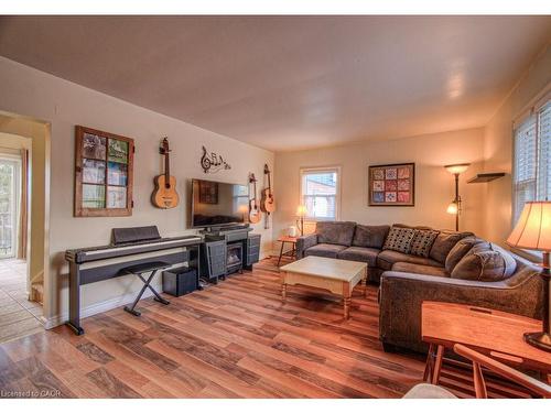 44 Jaffray Street, Cambridge, ON - Indoor Photo Showing Living Room