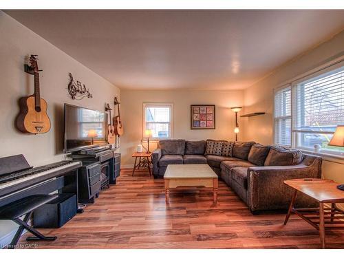 44 Jaffray Street, Cambridge, ON - Indoor Photo Showing Living Room