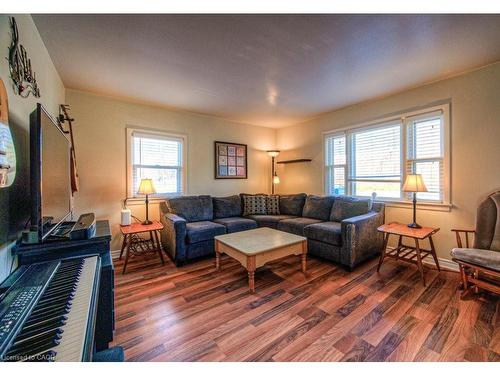 44 Jaffray Street, Cambridge, ON - Indoor Photo Showing Living Room
