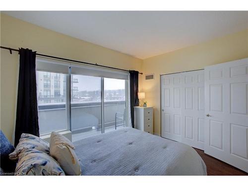 502-170 Water Street N, Cambridge, ON - Indoor Photo Showing Bedroom