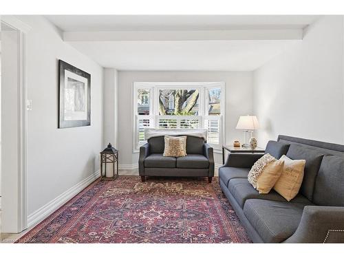 38-5255 Lakeshore Road, Burlington, ON - Indoor Photo Showing Living Room
