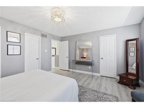 38-5255 Lakeshore Road, Burlington, ON - Indoor Photo Showing Bedroom