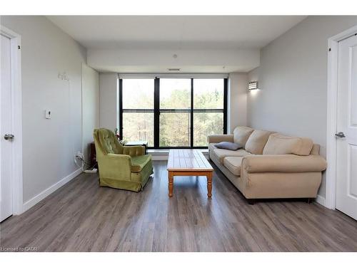 216-1291 Gordon Street, Guelph, ON - Indoor Photo Showing Living Room