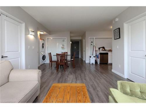 216-1291 Gordon Street, Guelph, ON - Indoor Photo Showing Living Room