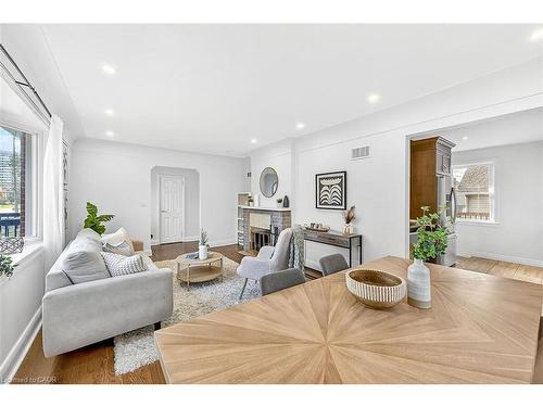 610 Guelph Line, Burlington, ON - Indoor Photo Showing Living Room