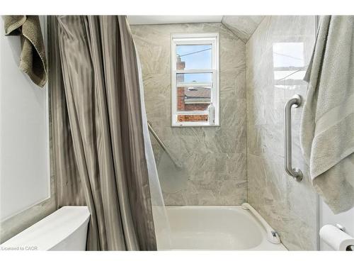 74 East 14Th Street, Hamilton, ON - Indoor Photo Showing Bathroom
