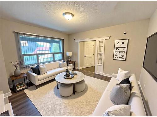 1-71 Barnesdale Boulevard, Hamilton, ON - Indoor Photo Showing Living Room