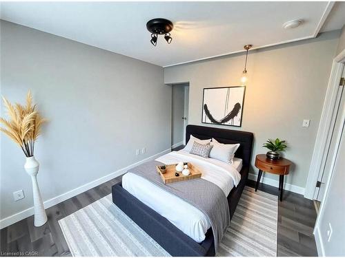 1-71 Barnesdale Boulevard, Hamilton, ON - Indoor Photo Showing Bedroom