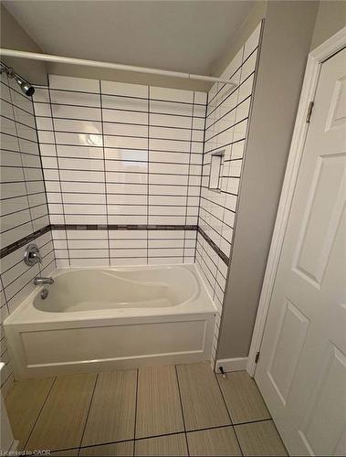1-71 Barnesdale Boulevard, Hamilton, ON - Indoor Photo Showing Bathroom