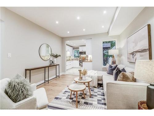 32 Cumberland Avenue, Hamilton, ON - Indoor Photo Showing Living Room