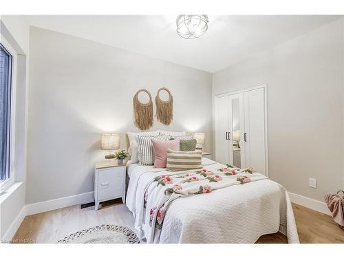 32 Cumberland Avenue, Hamilton, ON - Indoor Photo Showing Bedroom