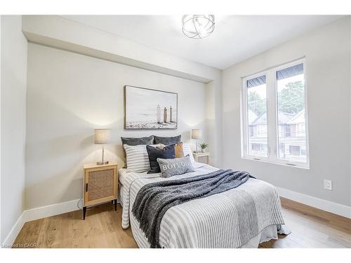 32 Cumberland Avenue, Hamilton, ON - Indoor Photo Showing Bedroom