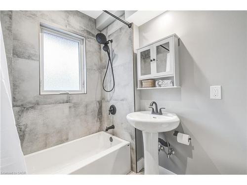 32 Cumberland Avenue, Hamilton, ON - Indoor Photo Showing Bathroom