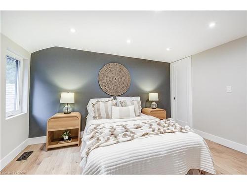 32 Cumberland Avenue, Hamilton, ON - Indoor Photo Showing Bedroom