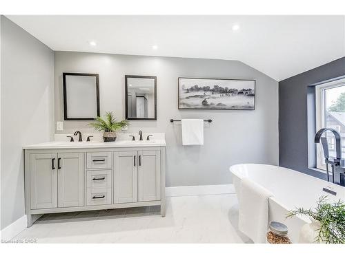 32 Cumberland Avenue, Hamilton, ON - Indoor Photo Showing Bathroom